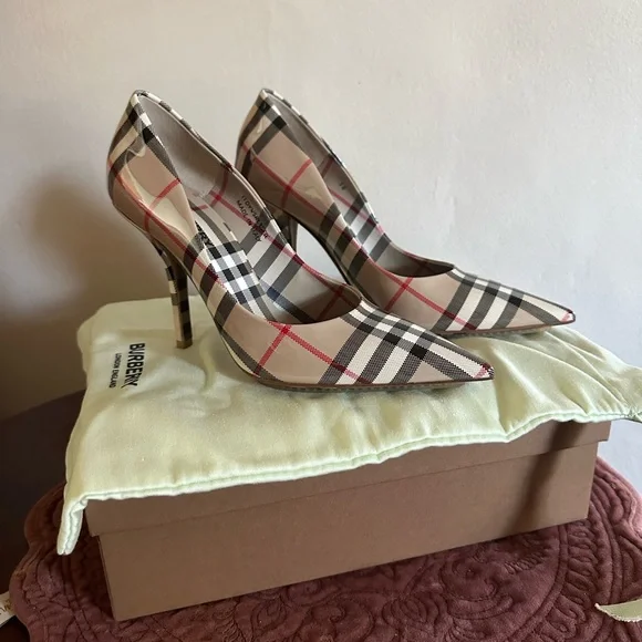 Burberry Aubri Patent Pump in Classic Archive Beige